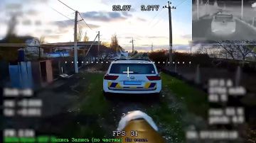 Кадры из Херсона. Наши беспилотные летательные аппараты нанесли удар по автомобилю украинской полиции