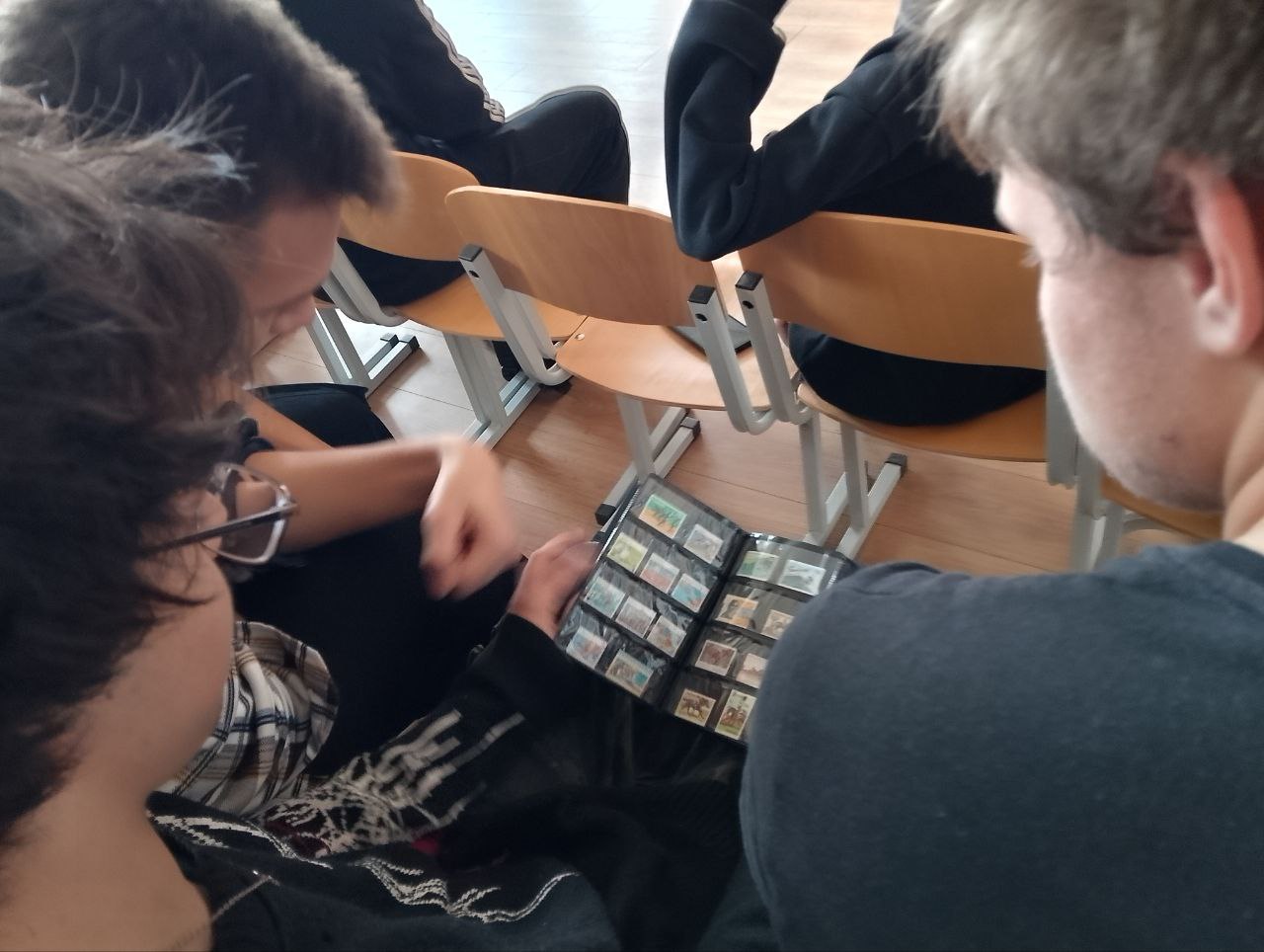 В Лазурном открылись новые клубы: школьники изучат астрономию и филателию В Лазурном открылись новые клубы: школьники изучат астрономию и филателию