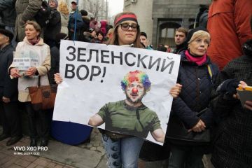 В Киеве на Майдане началась акция "Нет коррупции", люди требуют отставки Зеленского