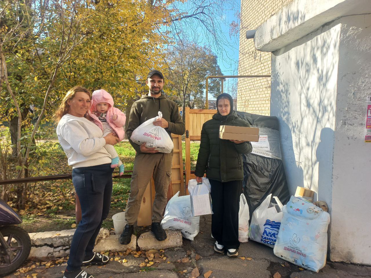 Активисты ТОС "Мечта" передали многодетным семьям города Каховки детские кроватки с полным комплектом постельного белья
