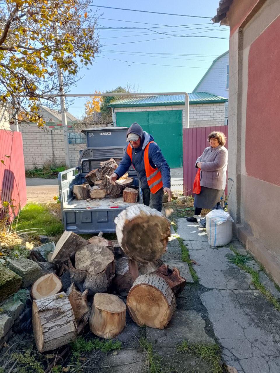Владимир Сальдо: Помогли с дровами жительнице Геническа
