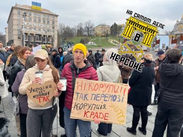 В Киеве прошел митинг против коррупции и Зеленского, собравший около ста человек