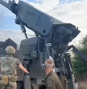 Наш дрон влетел на позицию хохлов во время артиллерийской стрельбы