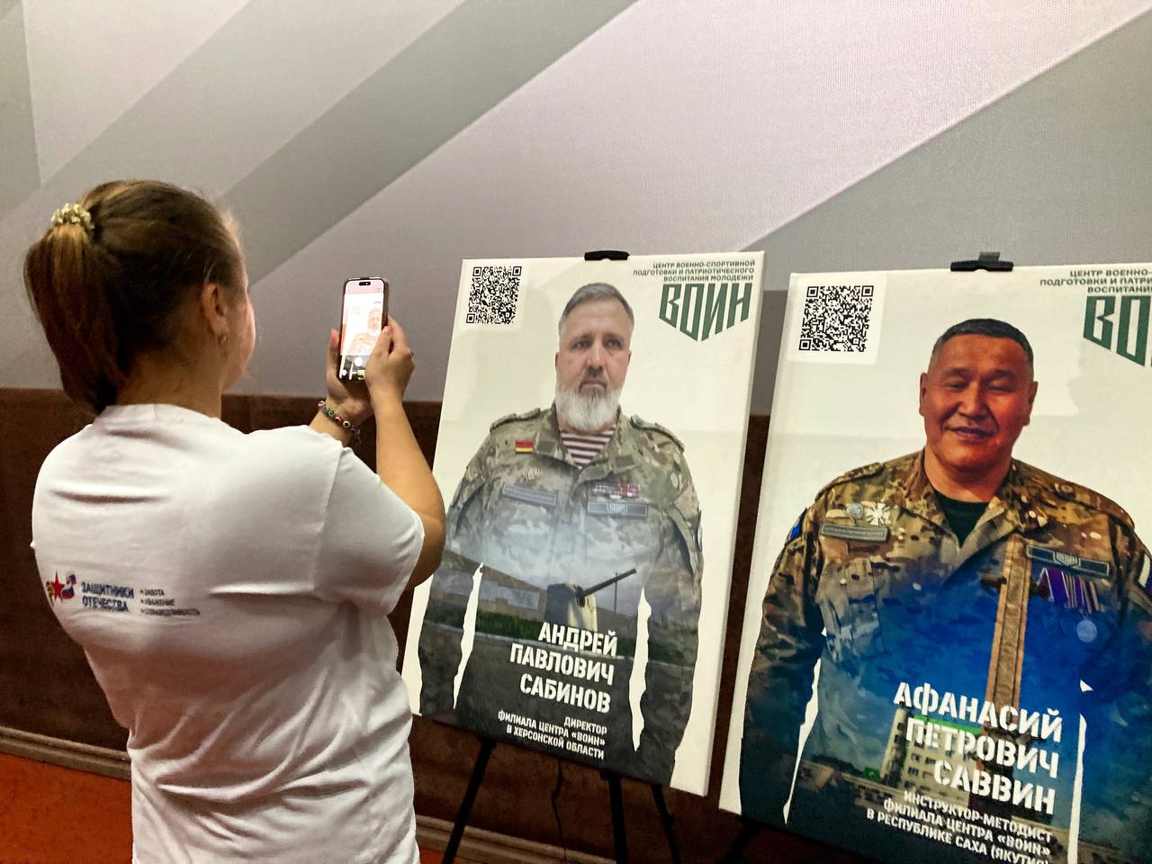 Жена ветерана СВО приняла участие в открытии выставки «Зал воинской славы» в Геническе Жена ветерана СВО приняла участие в открытии выставки «Зал воинской славы» в Геническе