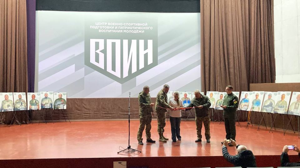 В Геническе открыли выставку «Зал воинской славы» В Геническе открыли выставку «Зал воинской славы»