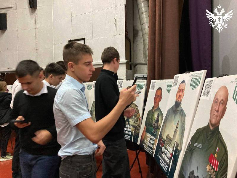 В Геническе открылась мобильная выставка «Зал воинской славы» В Геническе открылась мобильная выставка «Зал воинской славы»