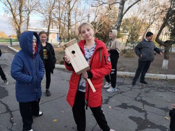 В Алешковских песках школьники встретили Синичкин день