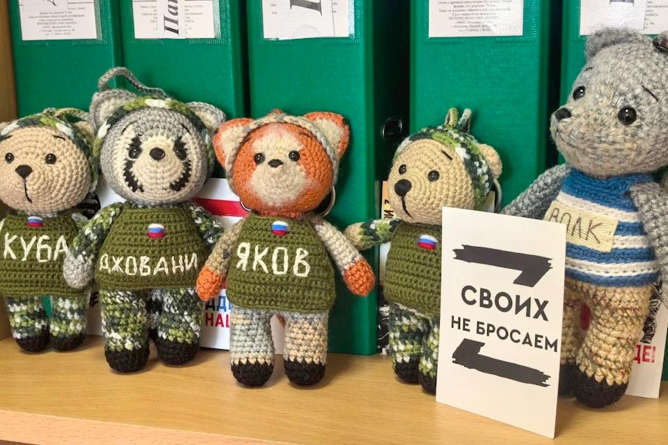 Дети Херсонской области вяжут талисманы и теплые носки для участников СВО