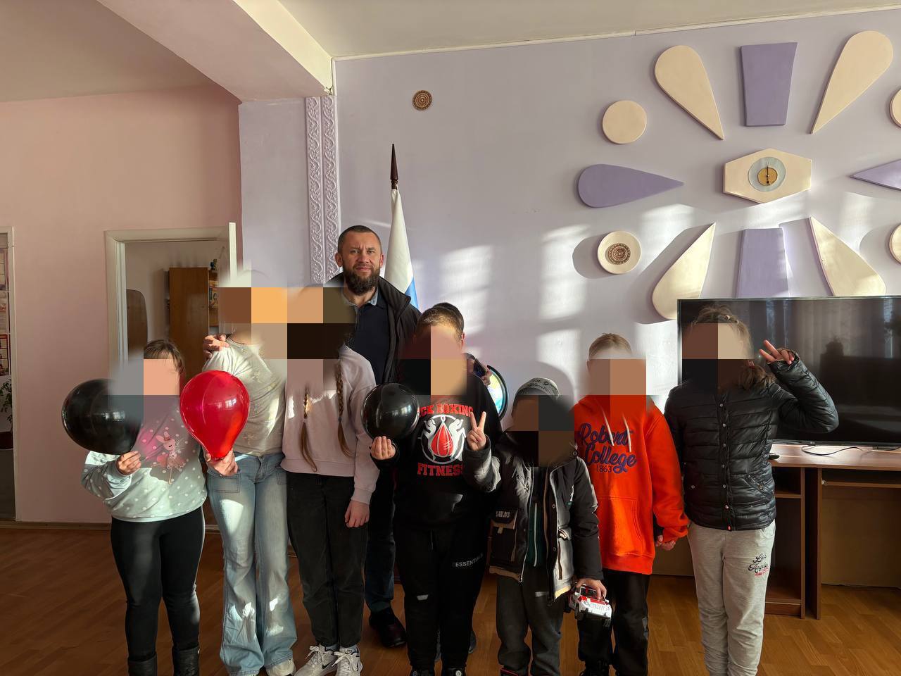 Юные новокаховчане поздравили Деда Мороза с днем рождения Юные новокаховчане поздравили Деда Мороза с днем рождения