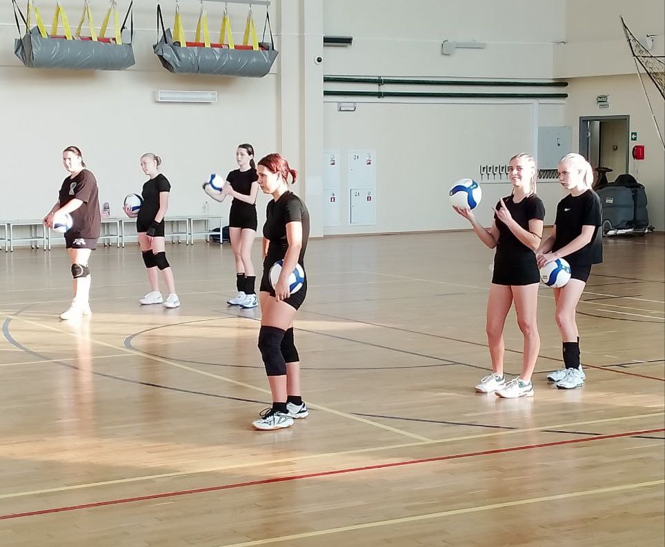 Волейболистки из Скадовска готовятся к Первенству России в Крыму Волейболистки из Скадовска готовятся к Первенству России в Крыму