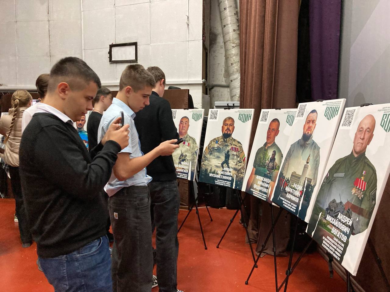 Жена ветерана СВО приняла участие в открытии выставки «Зал воинской славы» в Геническе Жена ветерана СВО приняла участие в открытии выставки «Зал воинской славы» в Геническе