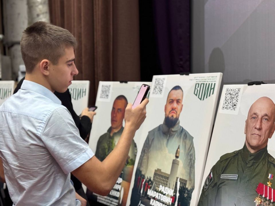 В Геническе открыли выставку «Зал воинской славы» В Геническе открыли выставку «Зал воинской славы»