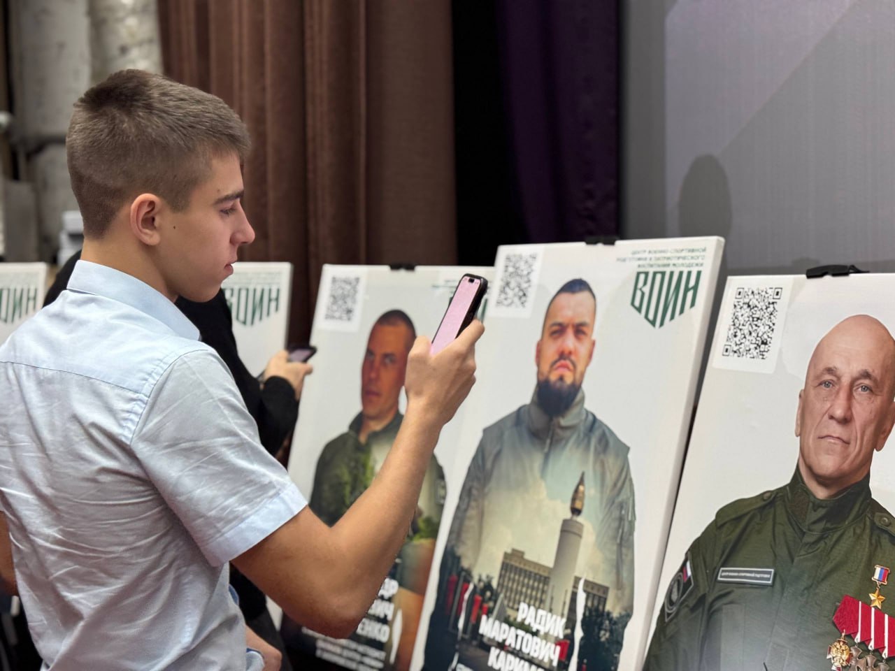 В Геническе открыли выставку «Зал воинской славы» В Геническе открыли выставку «Зал воинской славы»