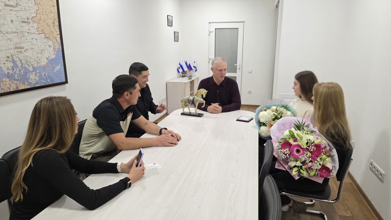 Губернатор Херсонской области сегодня вручил награды спортсменам и тренерам-конникам — за вклад в развитие конного спорта, работу с молодёжью и продвижение здорового образа жизни Губернатор Херсонской области сегодня вручил награды спортсменам и тренерам-конникам — за вклад в развитие конного спорта, работу с молодёжью и продвижение здорового образа жизни