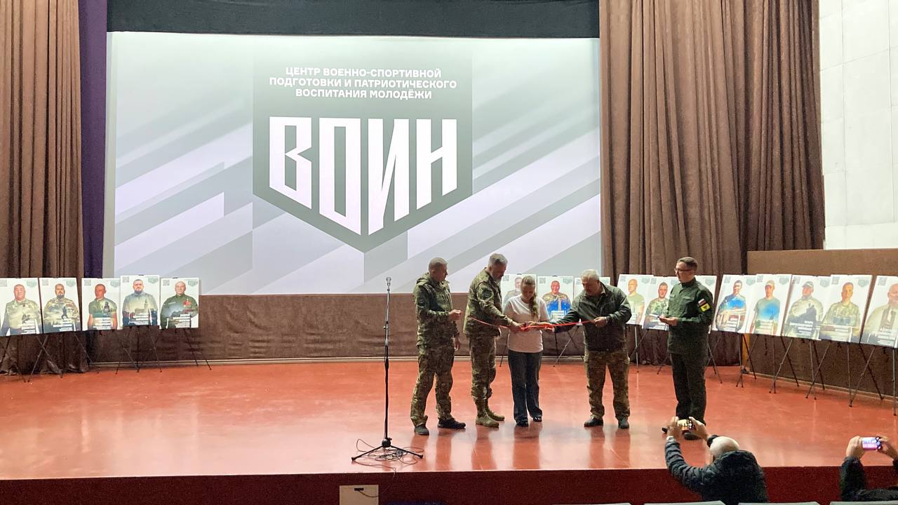 Жена ветерана СВО приняла участие в открытии выставки «Зал воинской славы» в Геническе