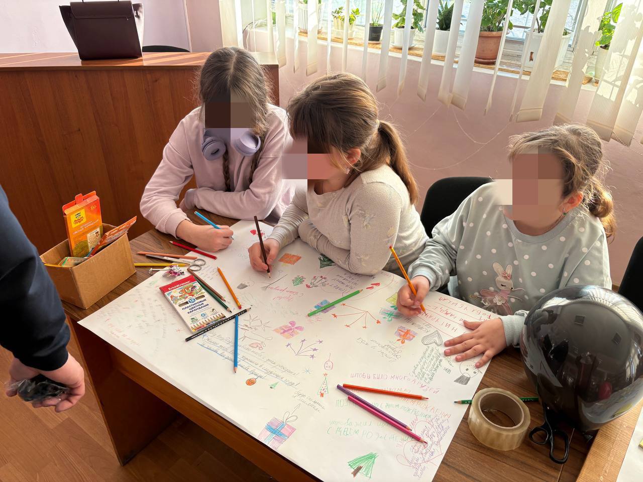 Юные новокаховчане поздравили Деда Мороза с днем рождения Юные новокаховчане поздравили Деда Мороза с днем рождения