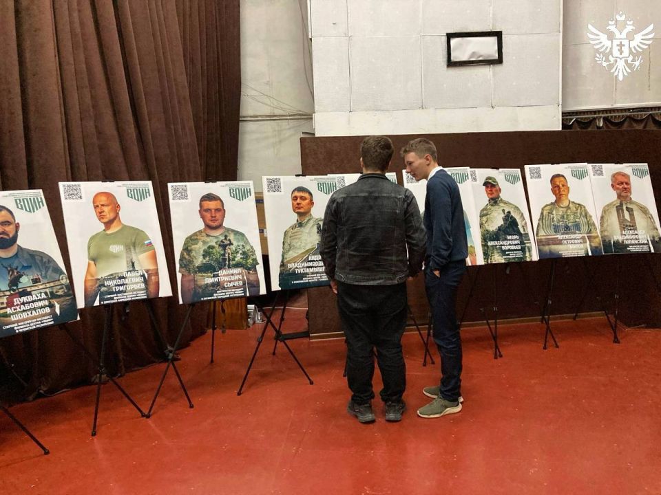 В Геническе открылась мобильная выставка «Зал воинской славы» В Геническе открылась мобильная выставка «Зал воинской славы»