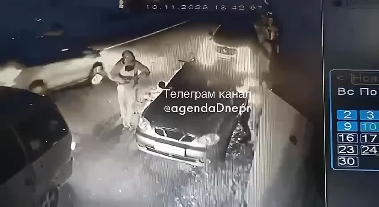 У Дніпрі співробітники ТЦК заблокували машину, порізали колеса і розбили вікна