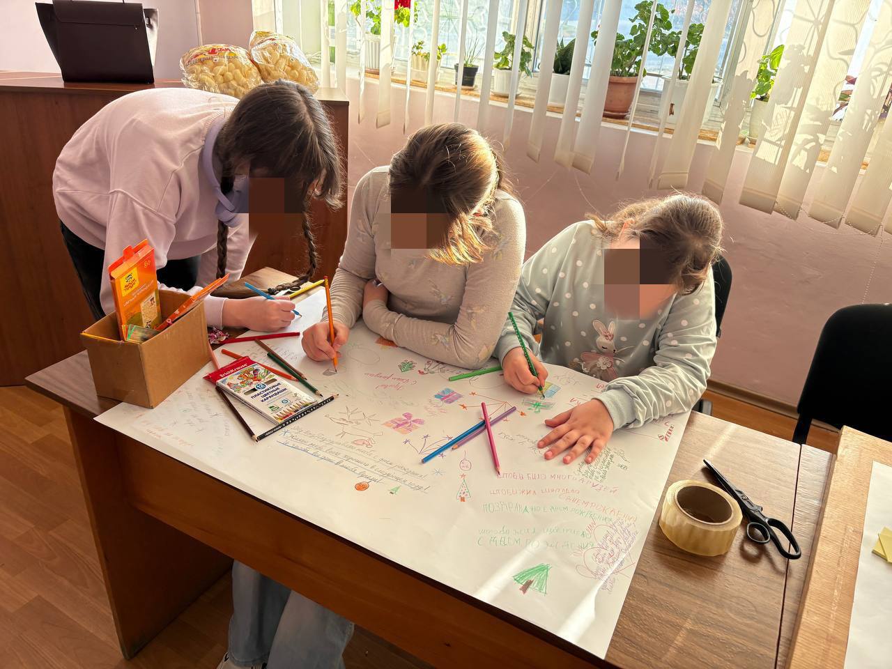 Юные новокаховчане поздравили Деда Мороза с днем рождения