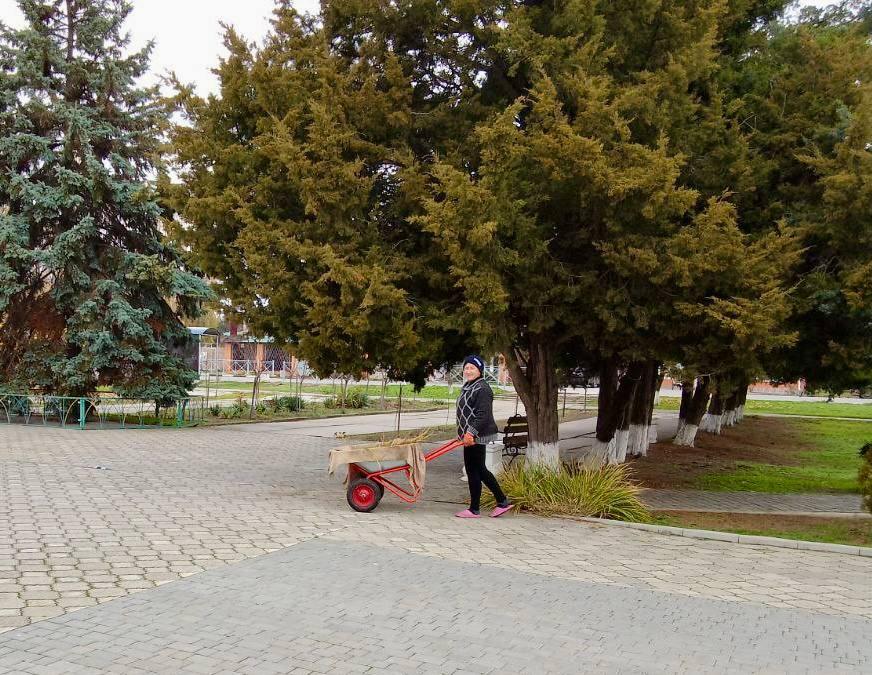 «Трудовой десант» преобразил территорию Лазурненского Дома культуры «Трудовой десант» преобразил территорию Лазурненского Дома культуры