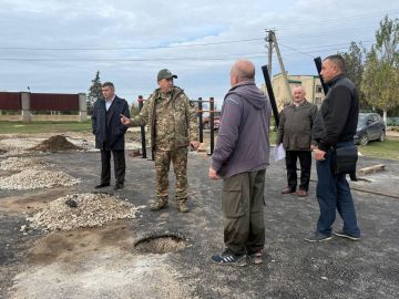 Владимир Сальдо: Депутаты облдумы проверили ход работ в селе Александровка Каланчакского округа — здесь возводится современная многофункциональная спортивная площадка по программе «Единой России» «Городская среда»