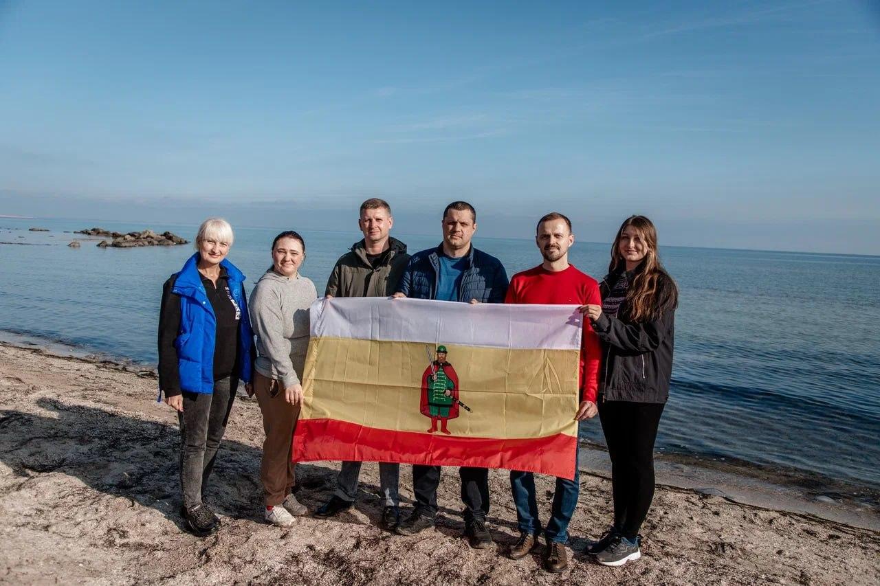 Шефы из Рязани поучаствовали в расчистке побережья в Геническе