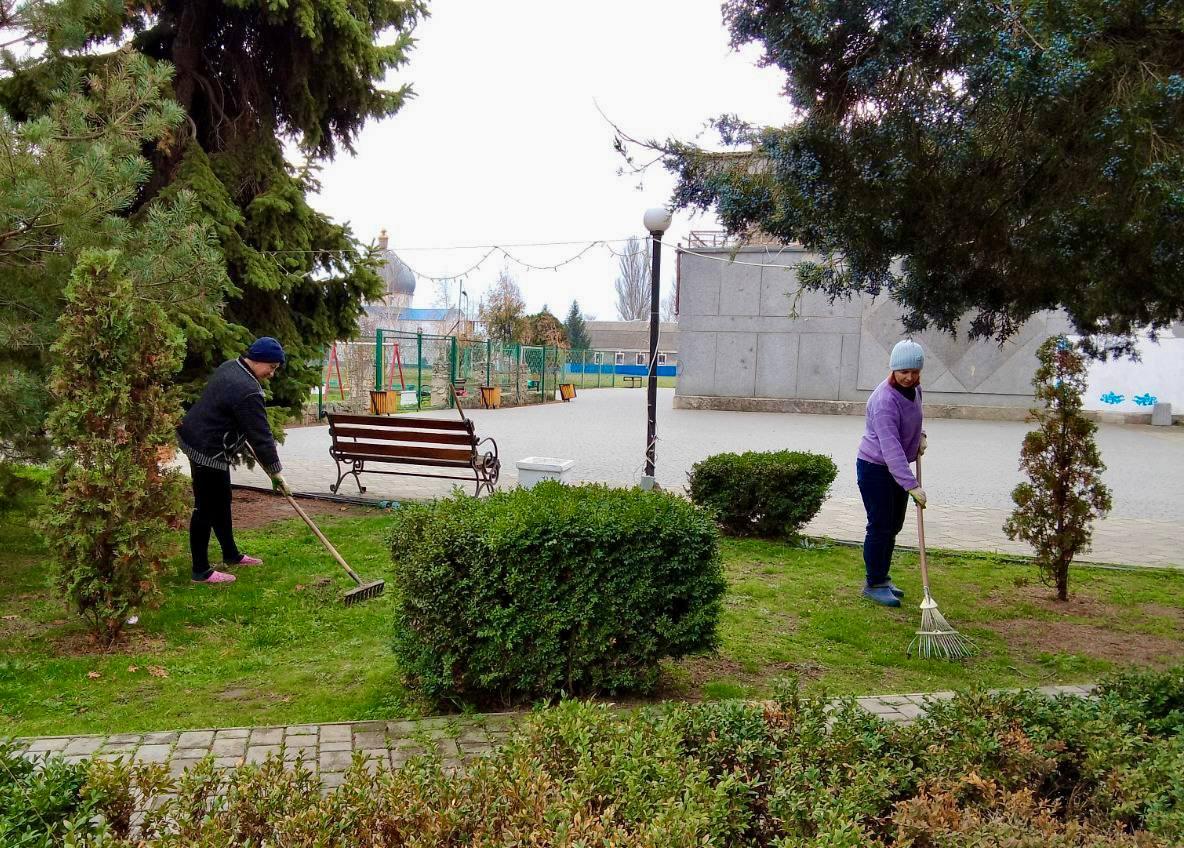 «Трудовой десант» преобразил территорию Лазурненского Дома культуры