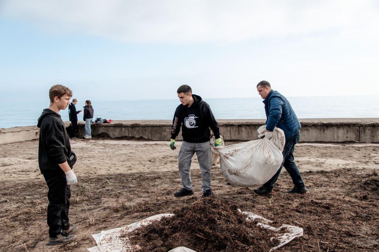 Шефы из Рязани поучаствовали в расчистке побережья в Геническе Шефы из Рязани поучаствовали в расчистке побережья в Геническе
