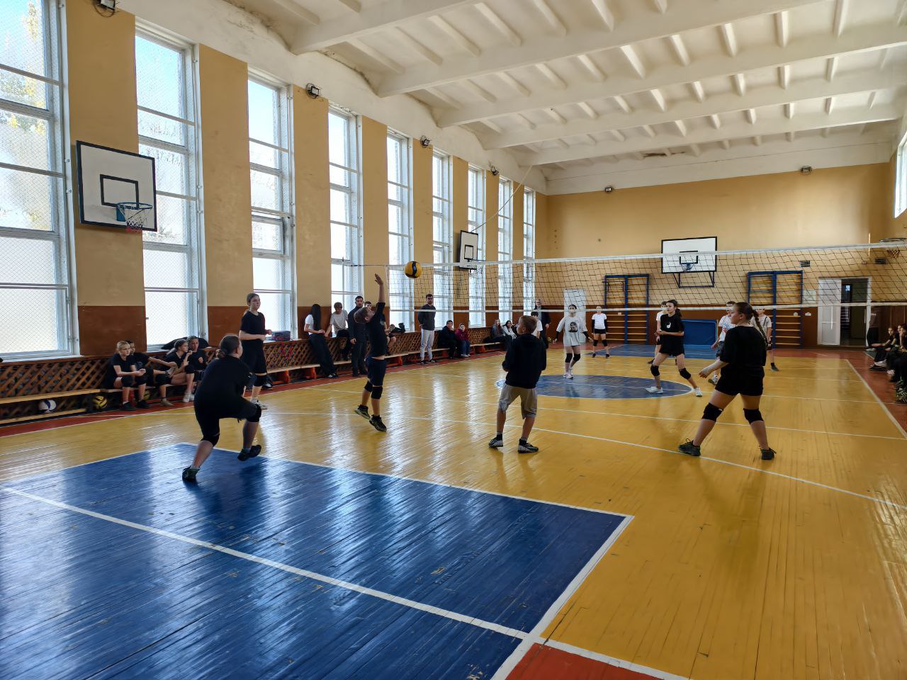 К спортивным высотам: в школе Скадовска прошел товарищеский матч по волейболу К спортивным высотам: в школе Скадовска прошел товарищеский матч по волейболу