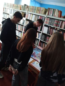 В школьной библиотеке ГБОУ ХО "Новоалександровская школа Нижнесерогозского района" оформлена книжная выставка «Тебе о праве», приуроченная к Всемирному дню ребёнка, дню правовой помощи детям