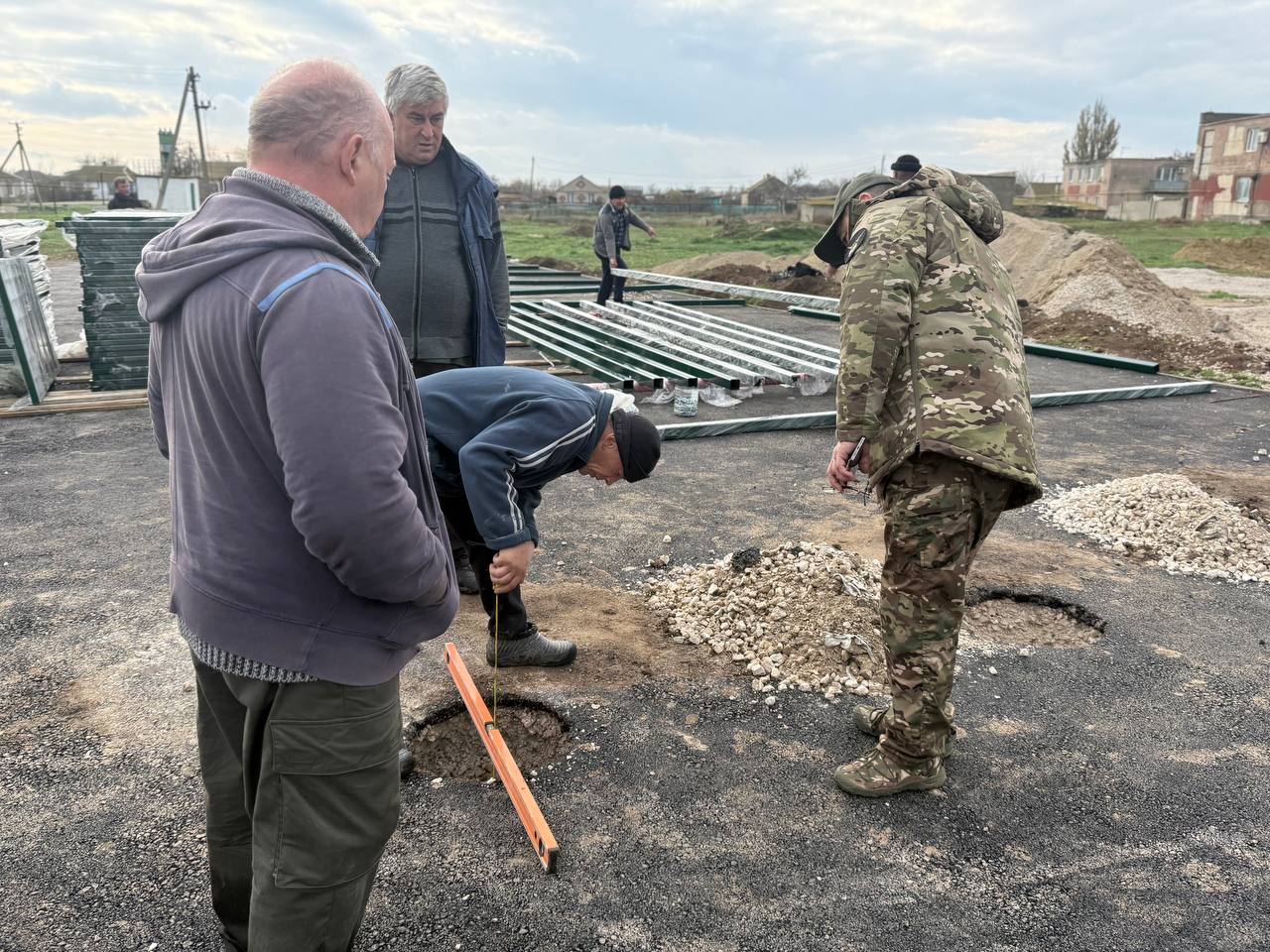Энвер Абдураимов: Осмотр строительства спортивной площадки в Александровке: контроль сроков и качества работ Энвер Абдураимов: Осмотр строительства спортивной площадки в Александровке: контроль сроков и качества работ