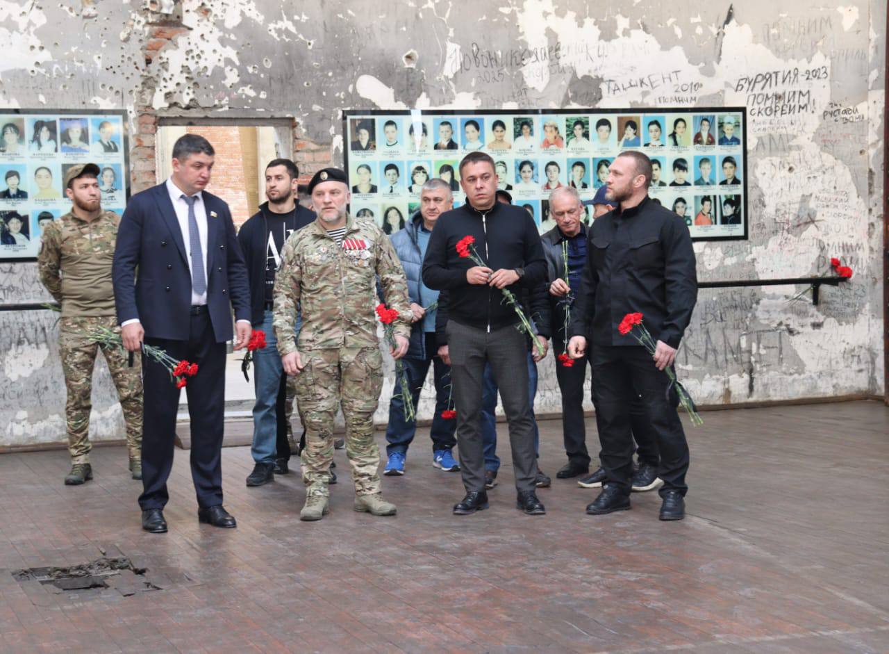 Почтили память жертвам трагедии в Беслане, вместе с бойцами РШБр «Ветараны» возложили цветы к мемориалу