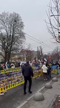 Во Львове продолжается "бездарный полк бандеровцев", придурки наконец то показали масштабы только пропавших львовских шакалов