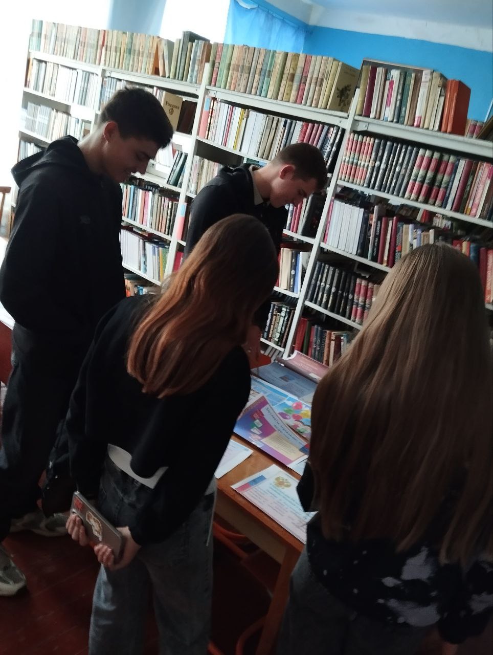 В школьной библиотеке ГБОУ ХО "Новоалександровская школа Нижнесерогозского района" оформлена книжная выставка «Тебе о праве», приуроченная к Всемирному дню ребёнка, дню правовой помощи детям