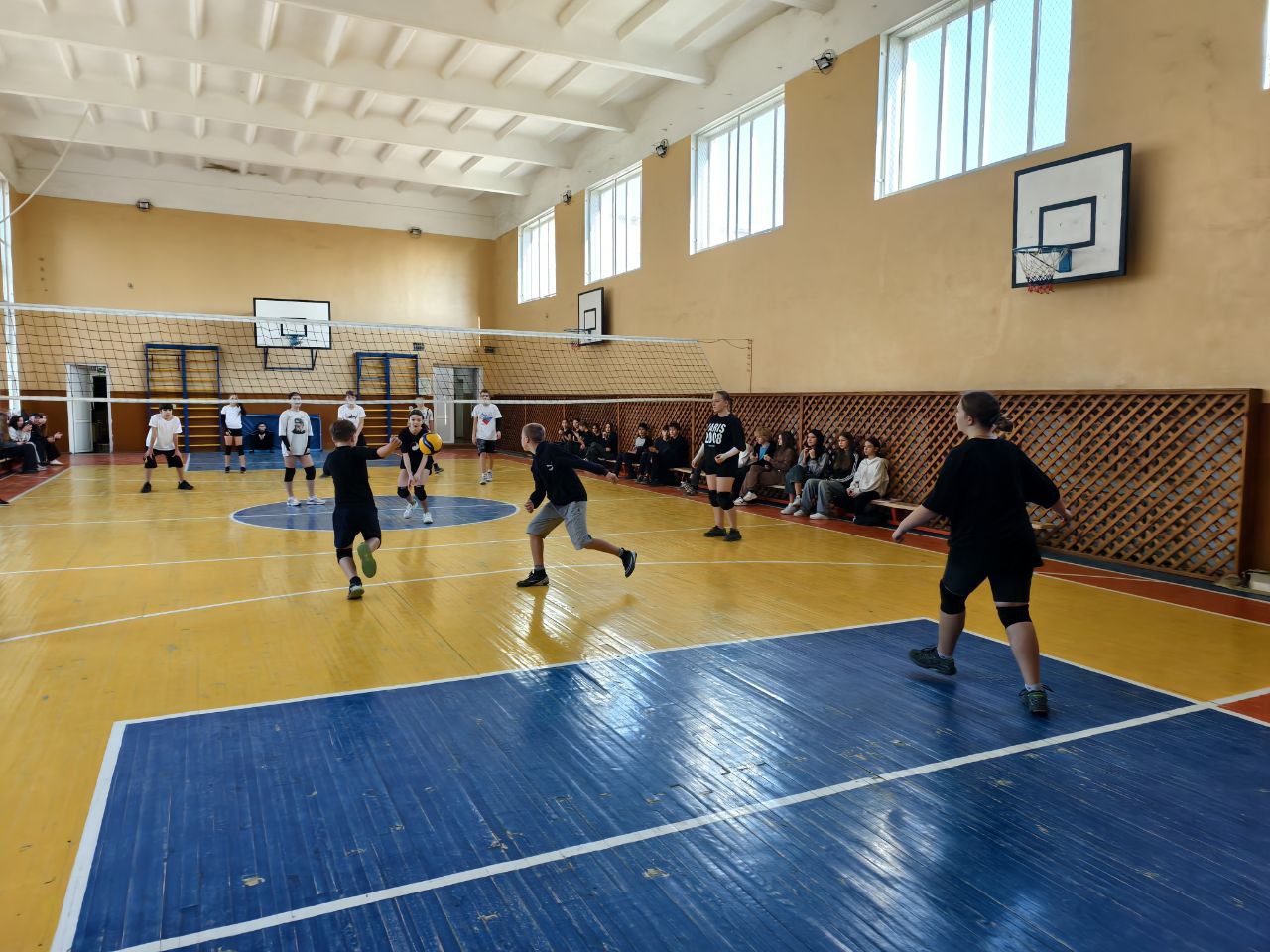 К спортивным высотам: в школе Скадовска прошел товарищеский матч по волейболу К спортивным высотам: в школе Скадовска прошел товарищеский матч по волейболу