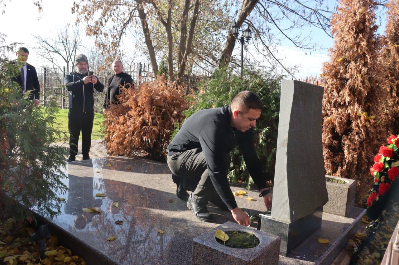 Почтили память жертвам трагедии в Беслане, вместе с бойцами РШБр «Ветараны» возложили цветы к мемориалу Почтили память жертвам трагедии в Беслане, вместе с бойцами РШБр «Ветараны» возложили цветы к мемориалу