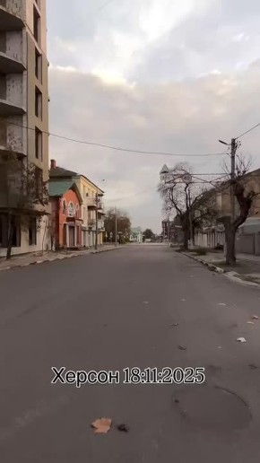 Помните шумные улицы Херсона, полные жизни и движения? Сейчас здесь тишина… Но мы знаем, что это временно