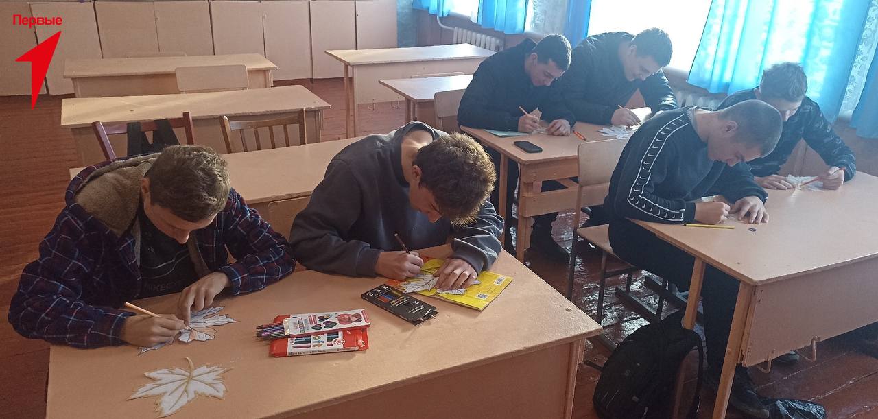 В Новопокровской школе прошла патриотическая акция «Кленовый лист» В Новопокровской школе прошла патриотическая акция «Кленовый лист»