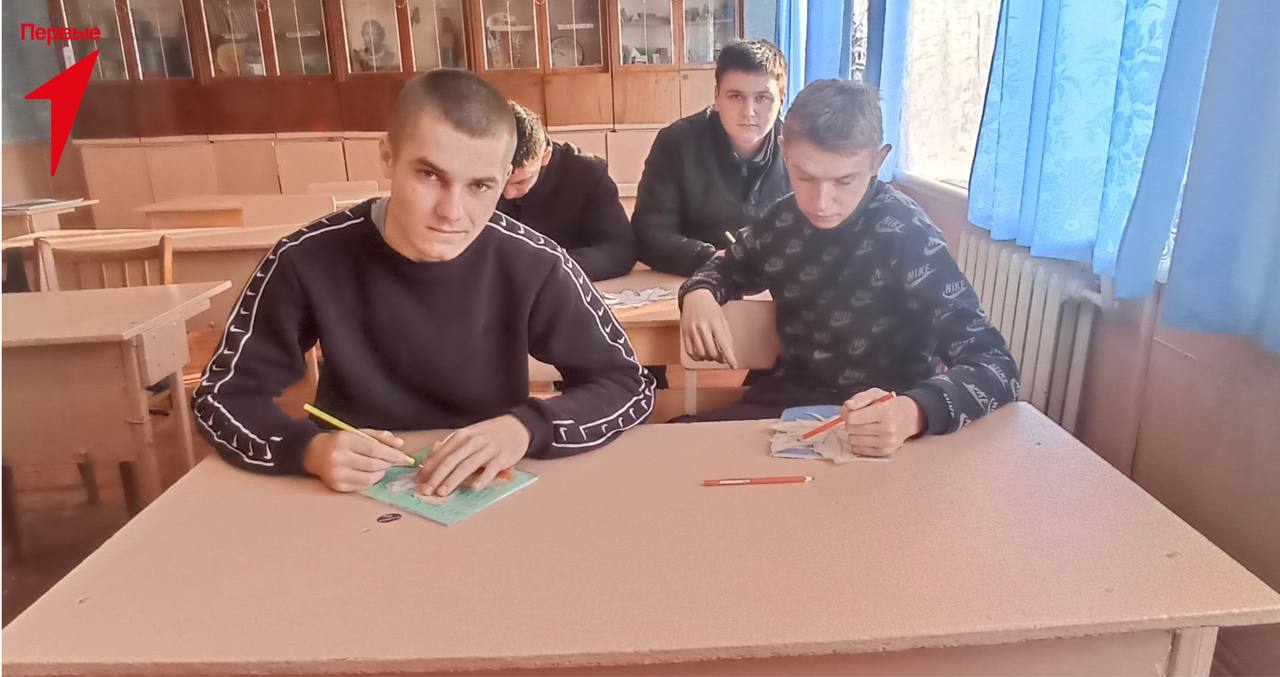 В Новопокровской школе прошла патриотическая акция «Кленовый лист» В Новопокровской школе прошла патриотическая акция «Кленовый лист»