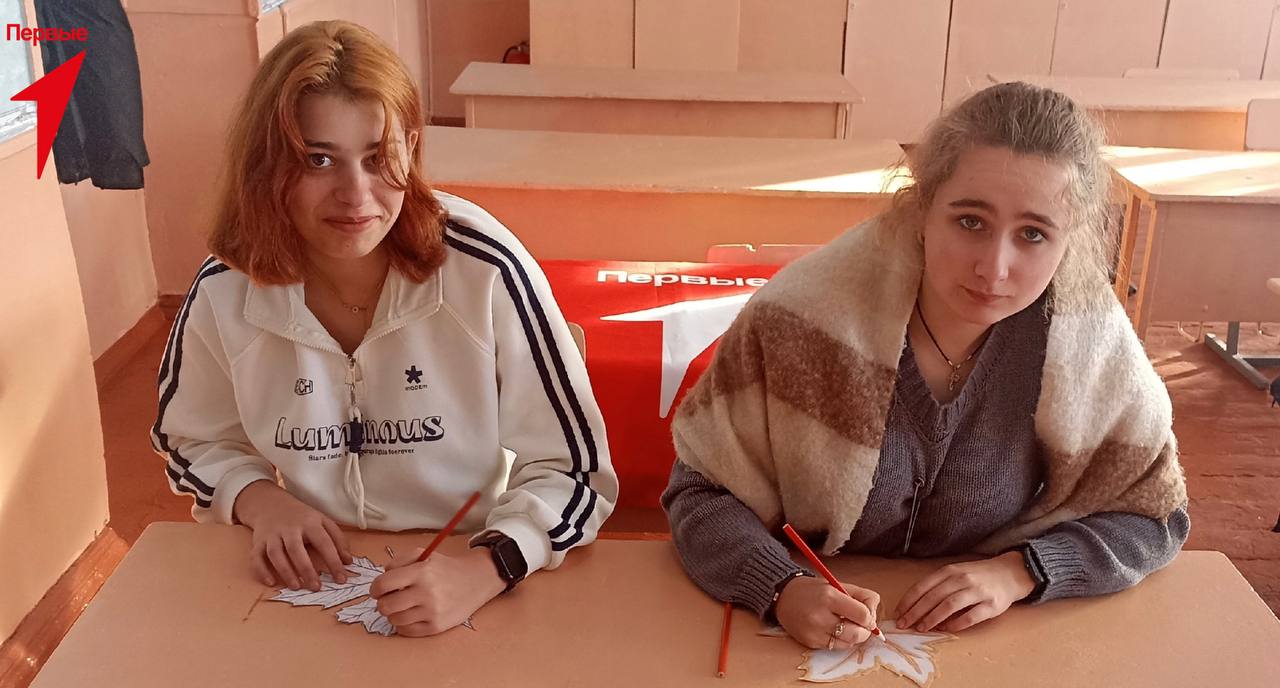 В Новопокровской школе прошла патриотическая акция «Кленовый лист» В Новопокровской школе прошла патриотическая акция «Кленовый лист»