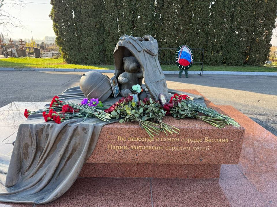 Почтили память жертвам трагедии в Беслане, вместе с бойцами РШБр «Ветараны» возложили цветы к мемориалу Почтили память жертвам трагедии в Беслане, вместе с бойцами РШБр «Ветараны» возложили цветы к мемориалу