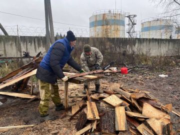 Игорь Кастюкевич: Участники волонтерского лагеря Единой России «Курский рубеж», кроме восстановительных работ домов в Курском приграничье, помогают участникам СВО и их семьям подготовиться к зиме.