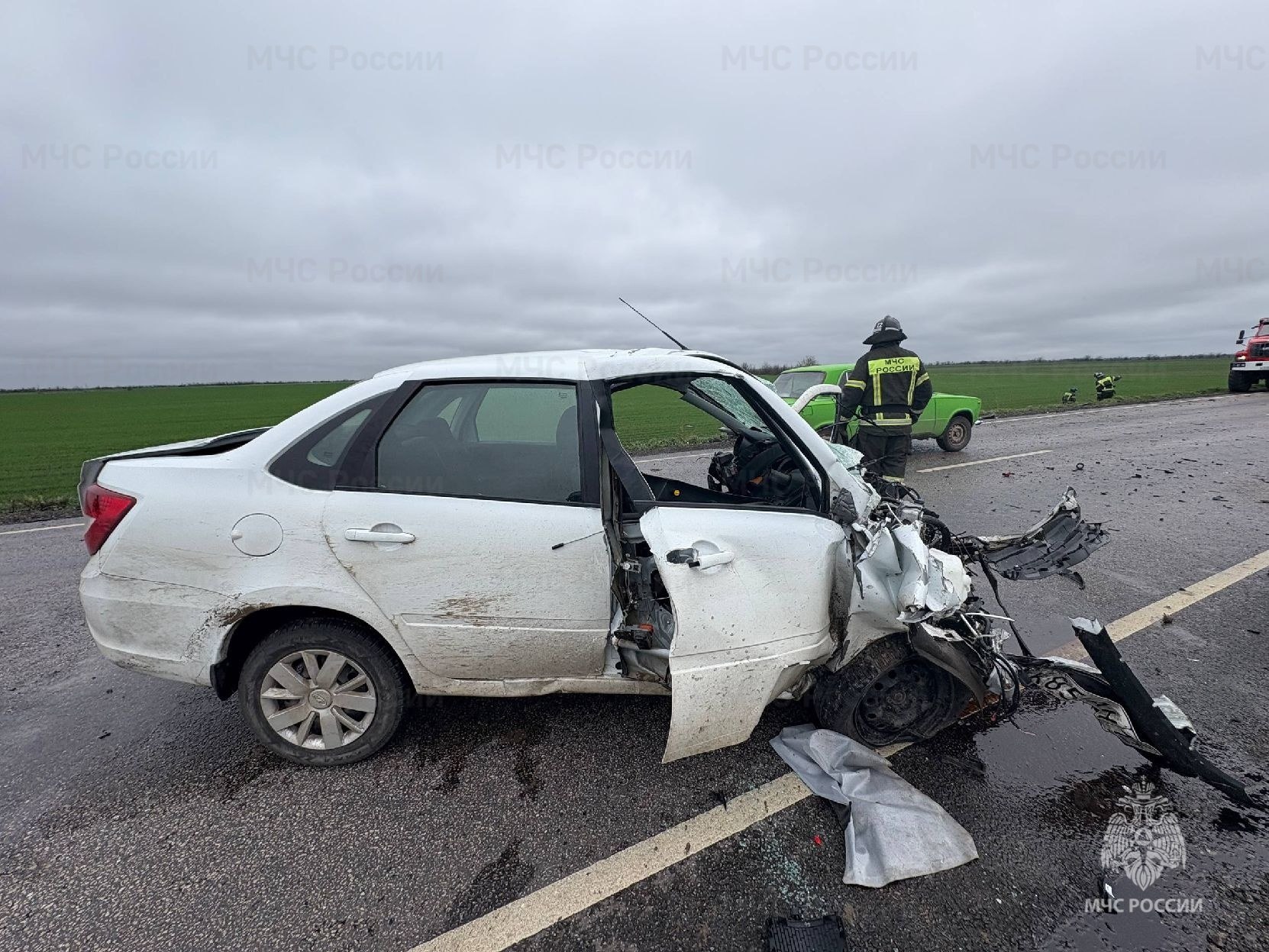 Спасатели МЧС России по Херсонской области ликвидировали последствия ДТП в Чаплинском округе