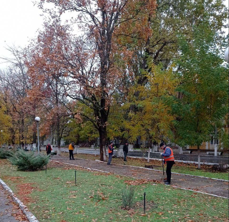 В Голой Пристани постоянно кипит работа по наведению красоты: коммунальные службы стараются, чтобы на улицах было чисто и приятно В Голой Пристани постоянно кипит работа по наведению красоты: коммунальные службы стараются, чтобы на улицах было чисто и приятно