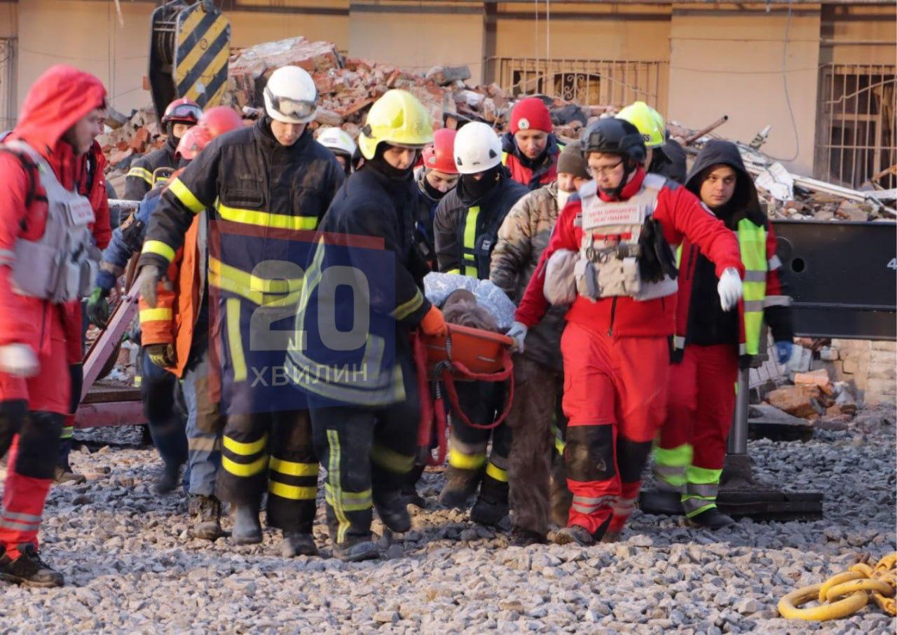 В Тернополе таки живым достали из-под завалов 20-летнего парня В Тернополе таки живым достали из-под завалов 20-летнего парня