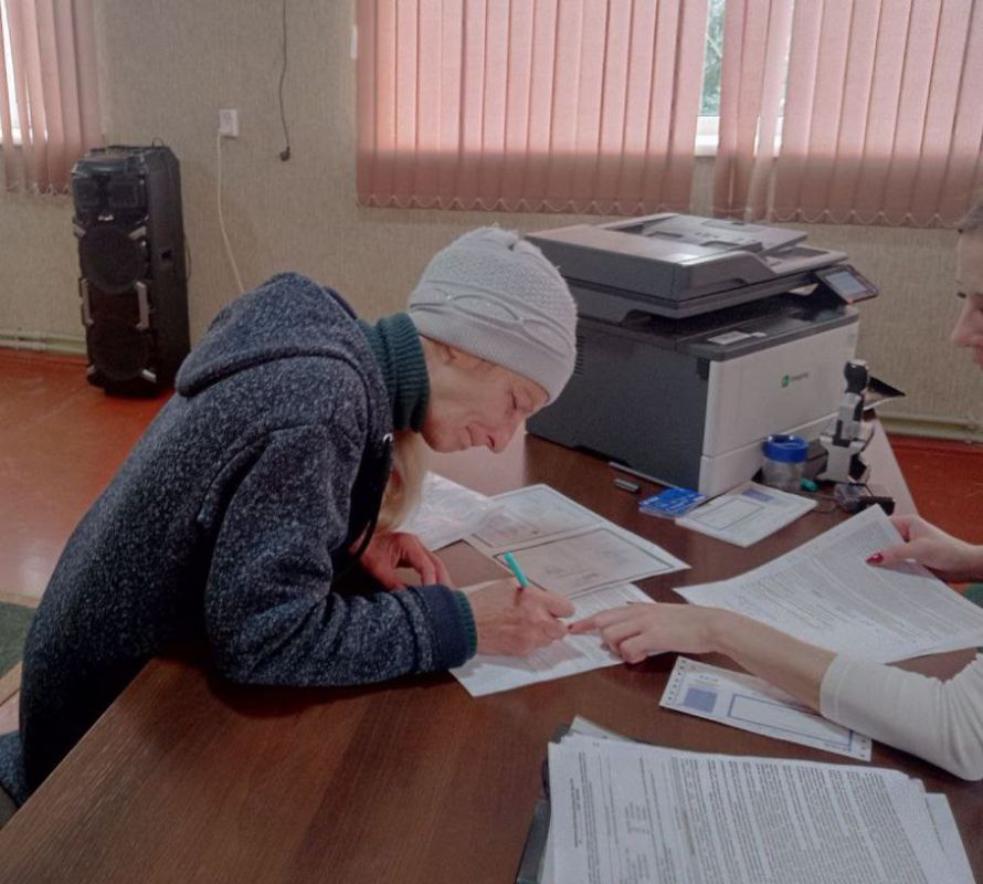 Пенсионерам Федоровского территориального отдела продолжают помогать в оформлении банковских карт Пенсионерам Федоровского территориального отдела продолжают помогать в оформлении банковских карт