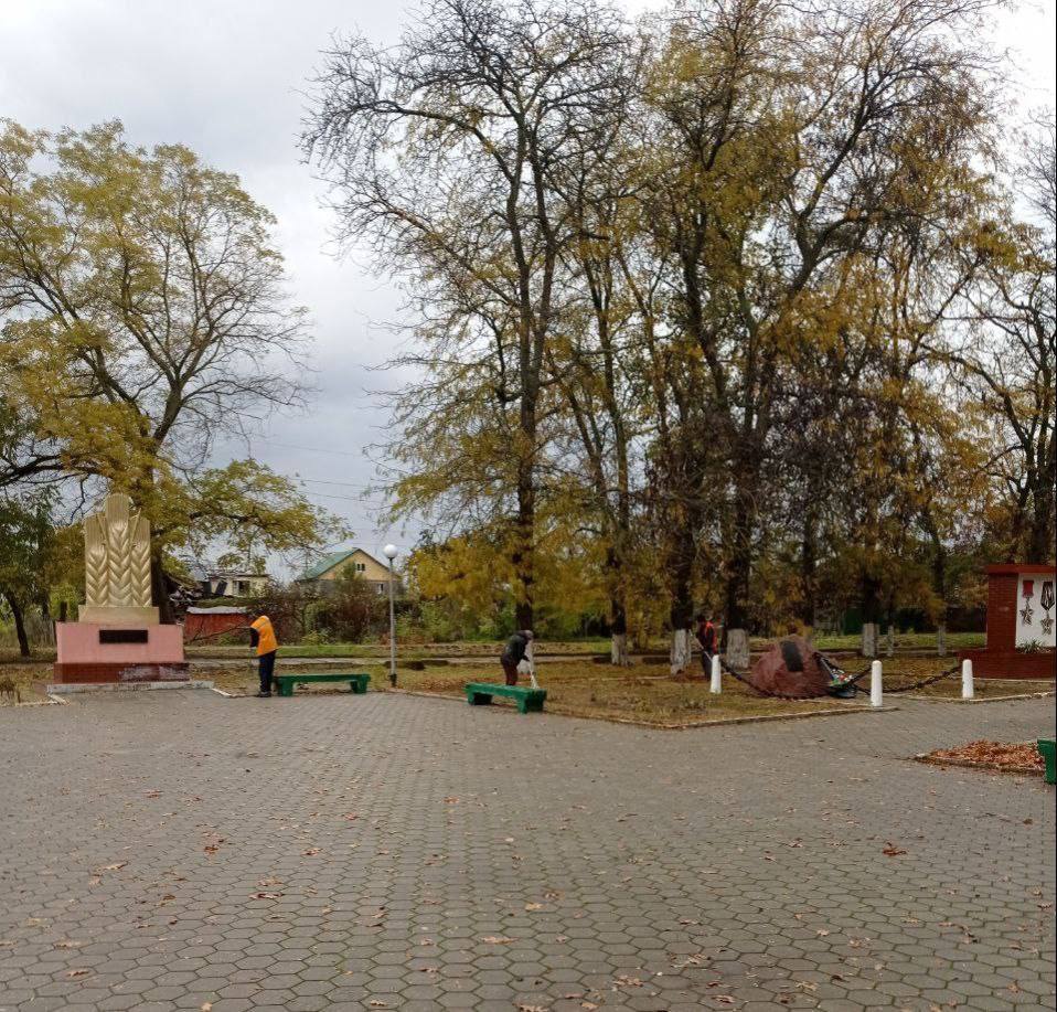 В Голой Пристани постоянно кипит работа по наведению красоты: коммунальные службы стараются, чтобы на улицах было чисто и приятно В Голой Пристани постоянно кипит работа по наведению красоты: коммунальные службы стараются, чтобы на улицах было чисто и приятно