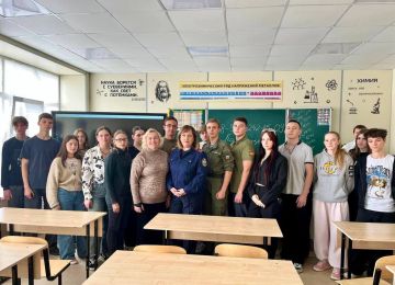 Офицер следственного управления СК России по Херсонской области провел занятие для школьников