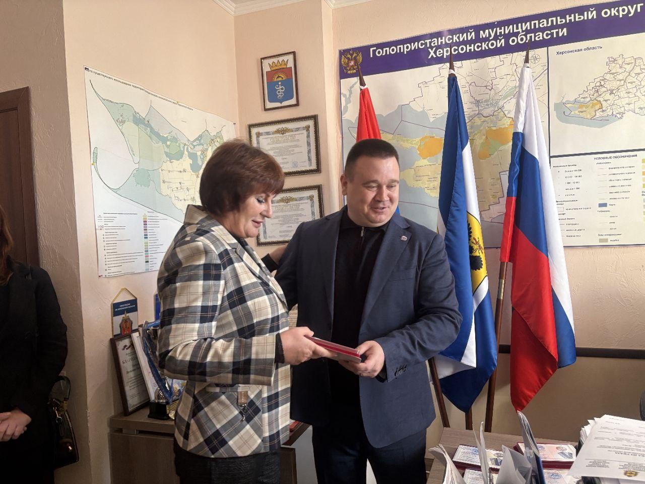 Жителей Голопристанского округа наградили за подготовку и проведение референдума 2022 года Жителей Голопристанского округа наградили за подготовку и проведение референдума 2022 года