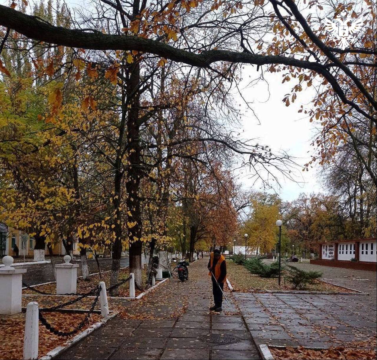 Работы по благоустройству в Голой Пристани не прекращаются, несмотря на обстрелы Работы по благоустройству в Голой Пристани не прекращаются, несмотря на обстрелы